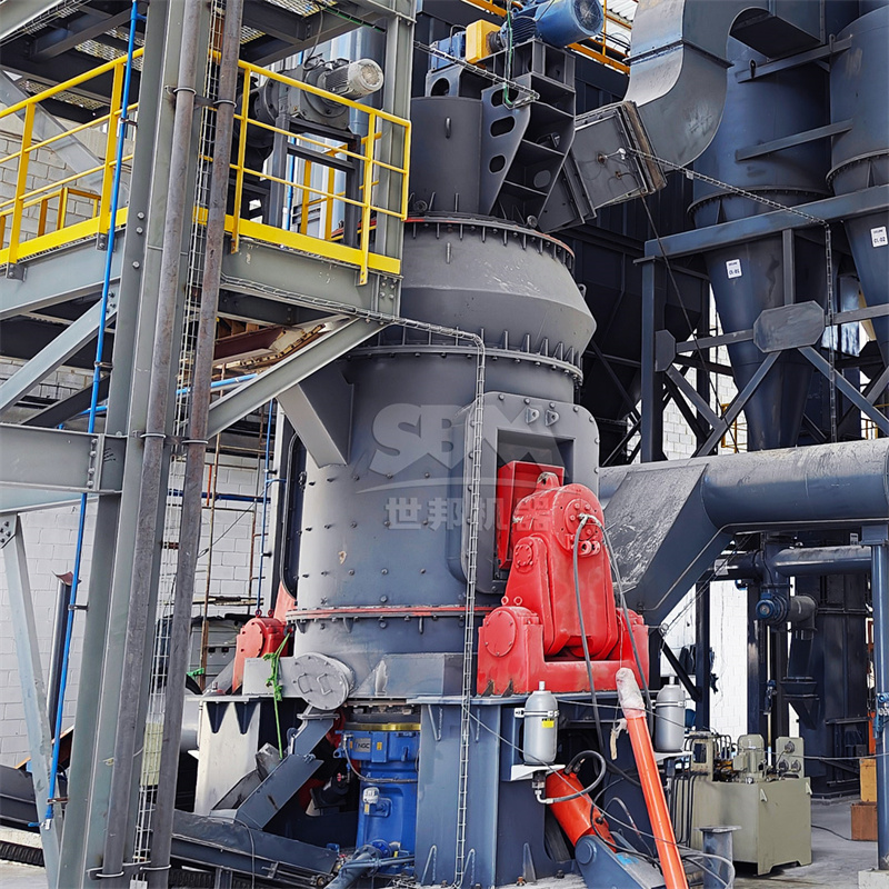 Molino vertical para procesamiento de mármol mostrando estructura compacta y sistema de rodillos
