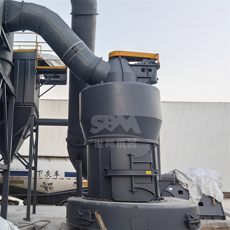 Industrial hammer mill for primary crushing